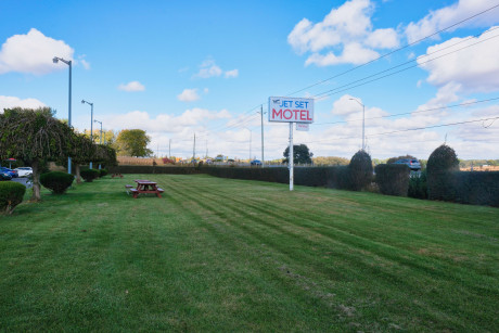 Jet Set Motel - Exterior Area