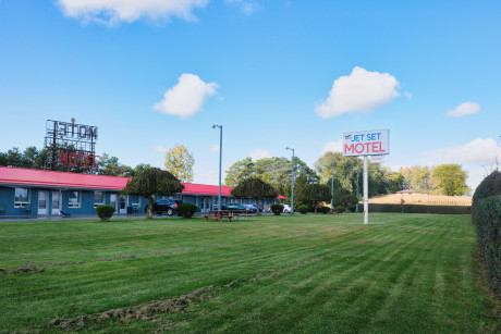 Jet Set Motel - Exterior Area